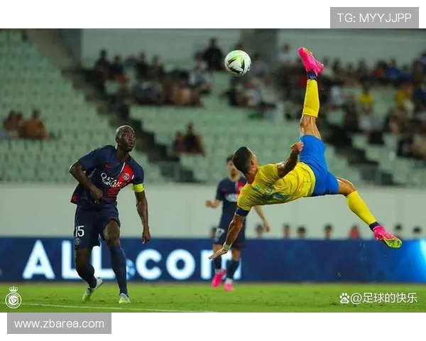 C罗精彩倒钩破门后队友热情为其戴帽子庆祝场面温馨